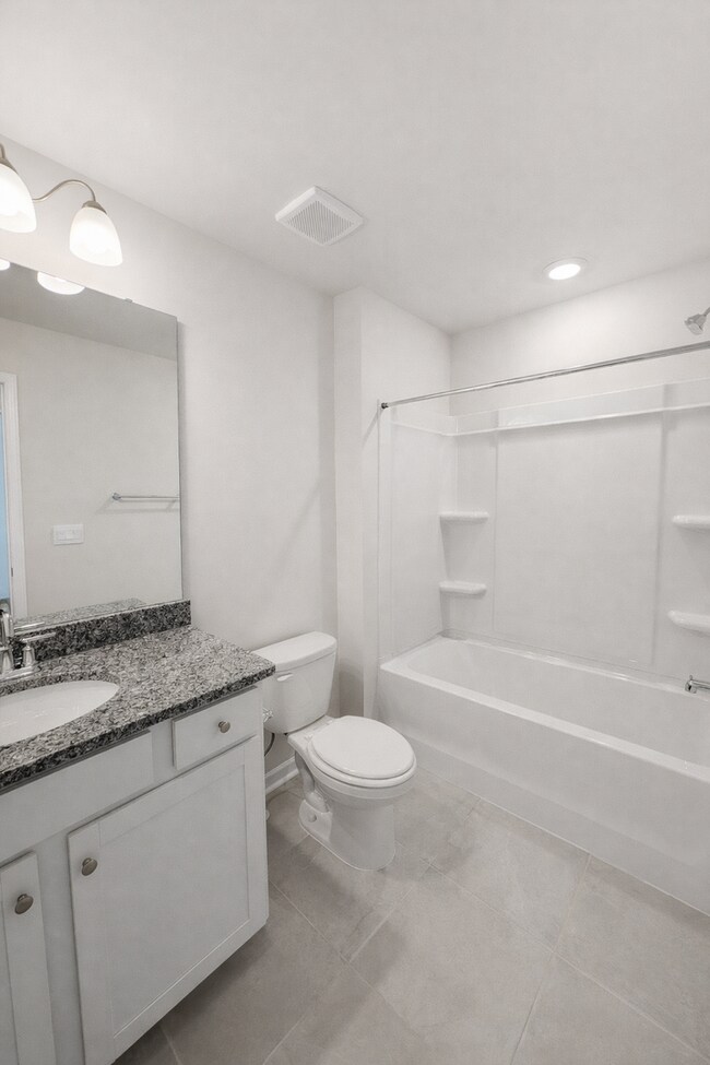 Building Photo - Hendersonville Townhouse