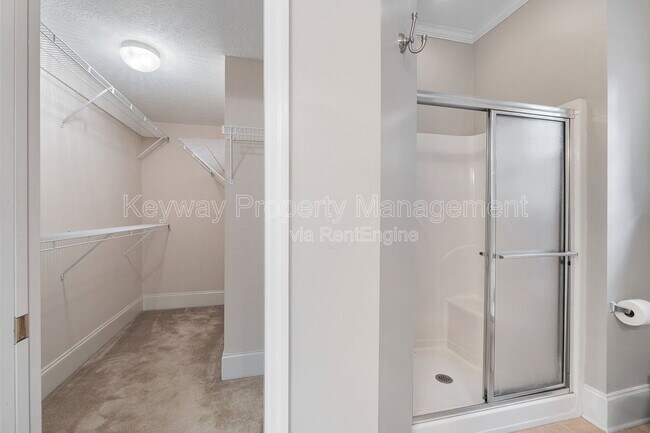 Building Photo - 4890 Somerset Dr