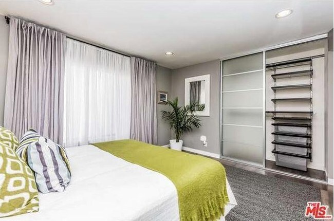 Master bedroom - 1606 S Barrington Ave