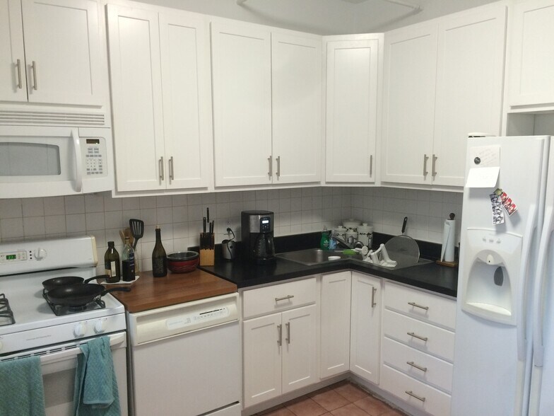 Building Photo - 3832 N Lakewood Ave