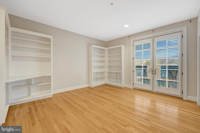 Building Photo - 229 Locust St SE