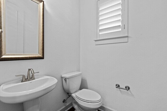 Building Photo - 6533 E Hill Dr