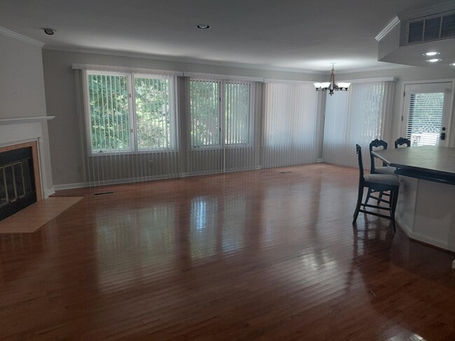 Building Photo - 3507 Lakeside Ct