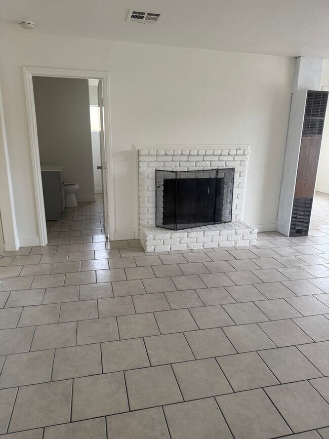 Building Photo - 1004- 06