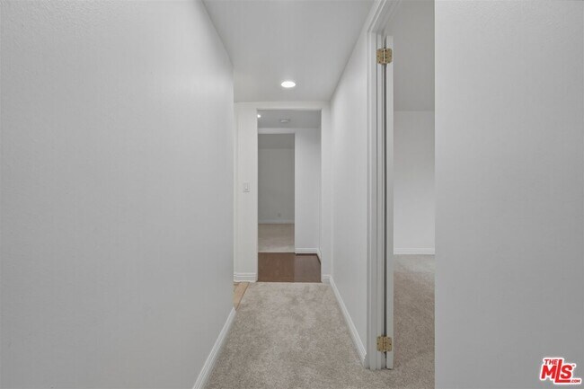 Building Photo - 435 N Oakhurst Dr