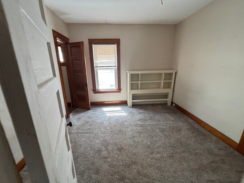 Building Photo - 1316 W 91st St