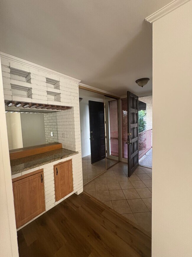 Building Photo - Spacious 2-Bed, 2-Bath Condo in Prime Culver City Location – Freshly Updated!