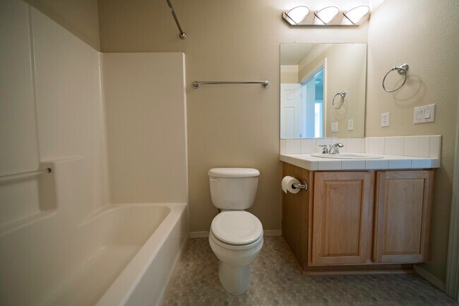 Third floor full bath - 4828 SE Teakwood St