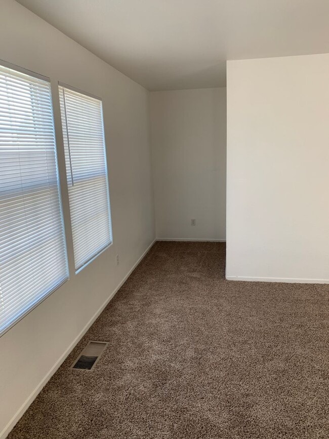 Building Photo - Beautiful 4 Bedroom 3 bath home in Merced!