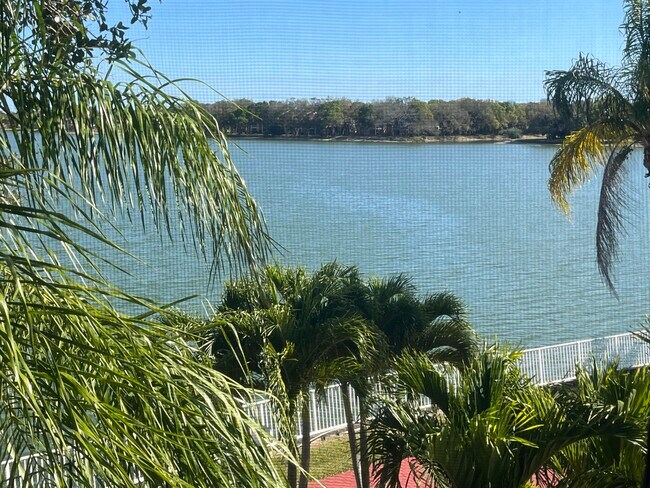 Building Photo - 2831 N Oakland Forest Dr