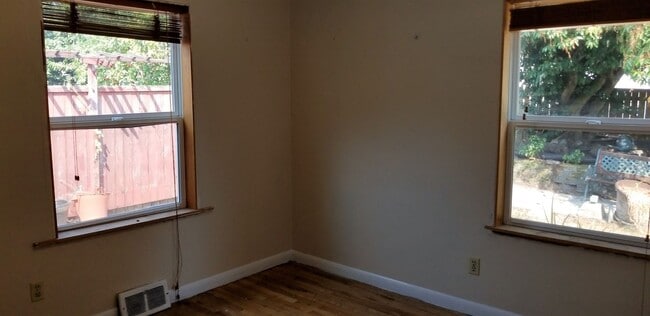 Building Photo - One Block to Lake Washington, Available Aug 1st