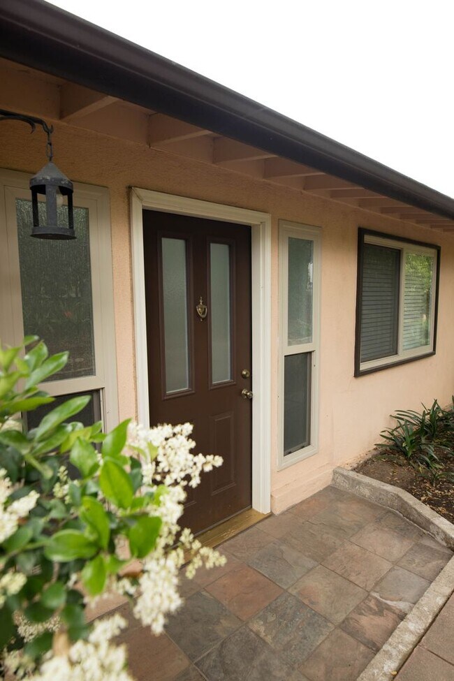 Building Photo - 3 Bedroom 2 Bathroom Home in Mission Canyon