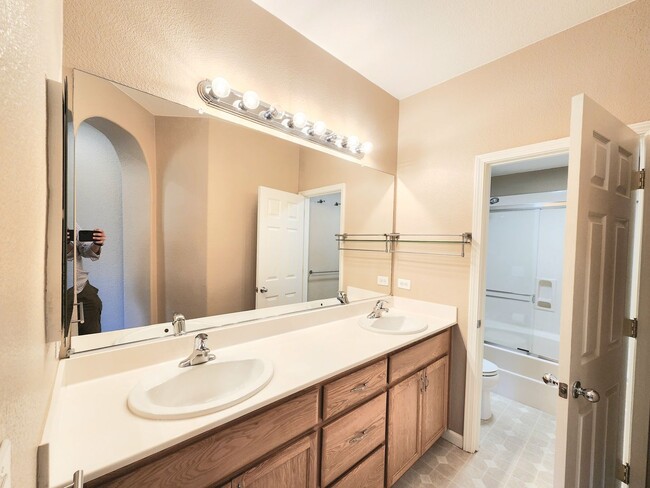 Building Photo - Spacious Townhouse in San Mateo