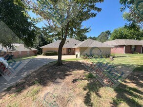 Building Photo - Spacious 4 Bedroom