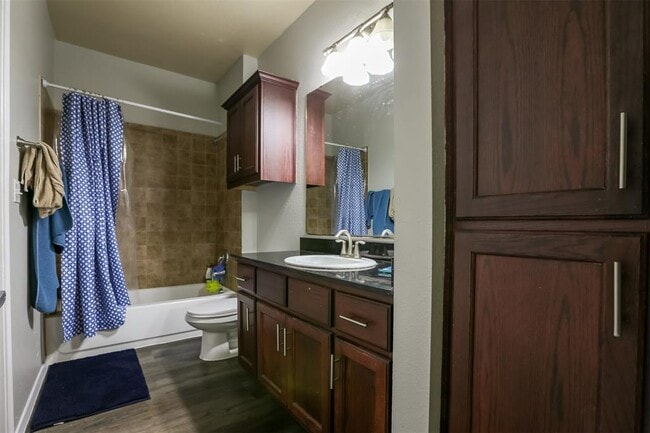 Building Photo - 910 W 25th St