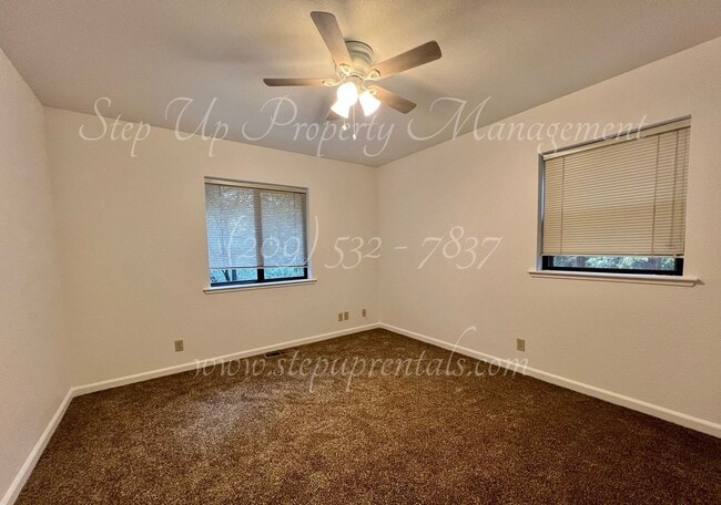 Building Photo - Cozy and Charming 3 Bedroom 2 Bathroom in ...