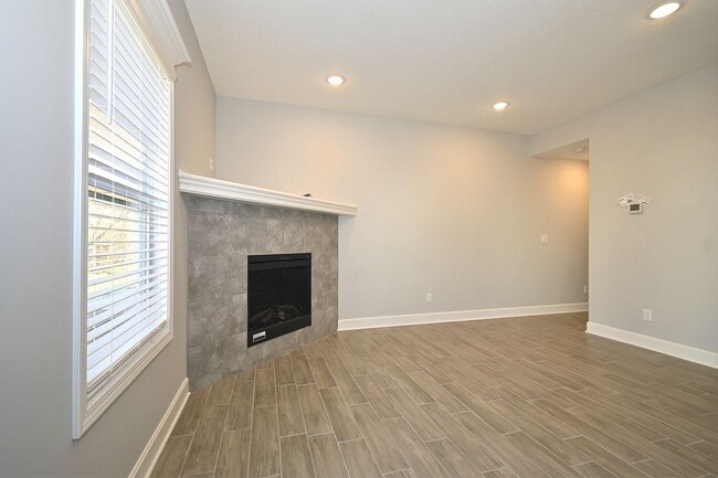 Building Photo - 3 Bedroom 2.5 bath 2 Car Garage   Duplex