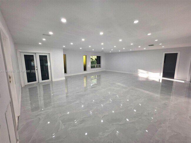 Building Photo - 5095 SW 73rd Ave