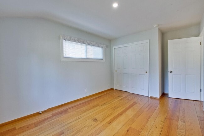 Building Photo - Beautiful 4 bedroom, 3 bath in desirable C...