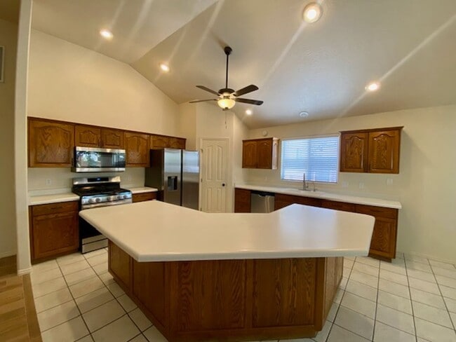 Building Photo - SPACIOUS HOME FOR RENT!