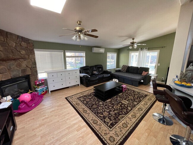 Building Photo - Lovely 3 Bedroom, 2 bath Home with 2 Car Garage and Partial Water View! Pet Friendly!