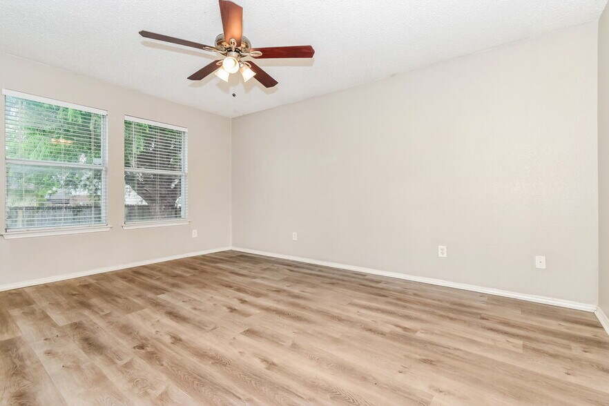 Building Photo - 1112 Alexandria Dr