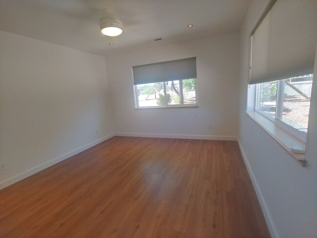 Building Photo - Lakeport location for retn!!