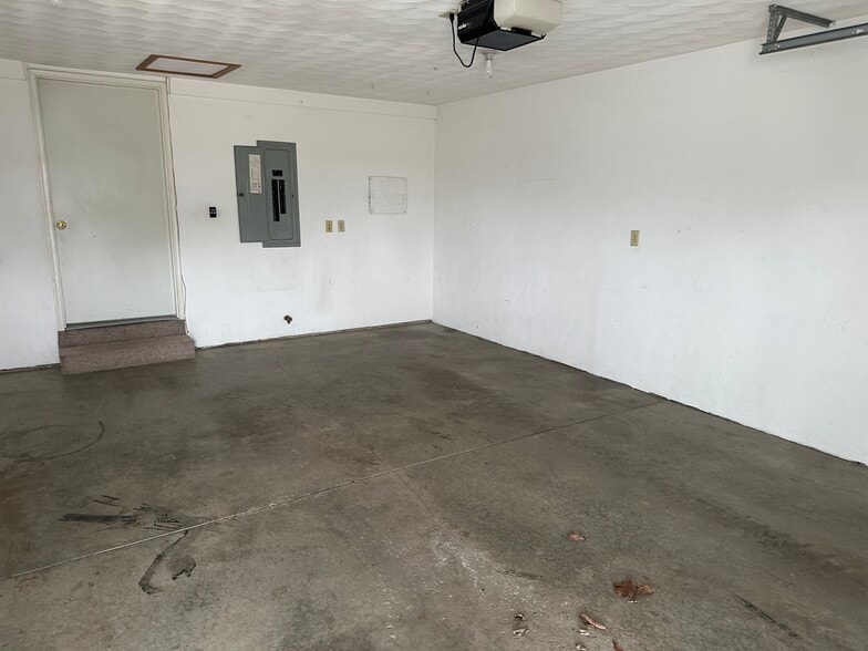 Garage - 1056 Lakeshore Dr