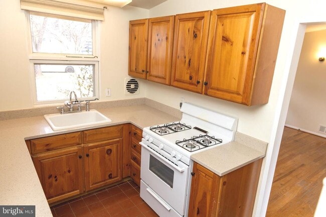 Building Photo - 6519 Byrnes Dr