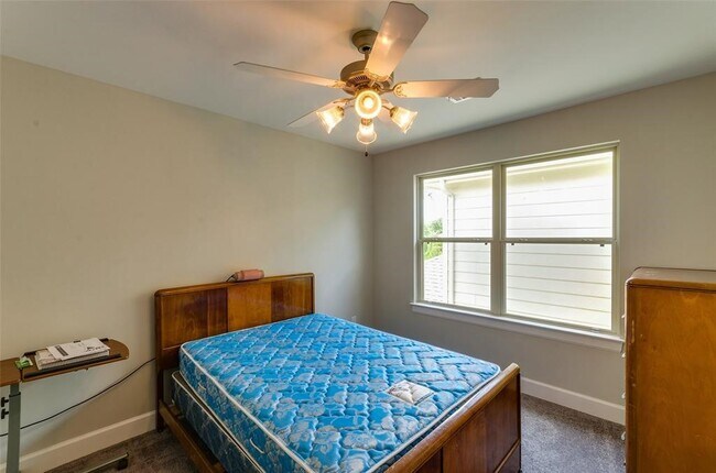 Building Photo - 612 E 38th St