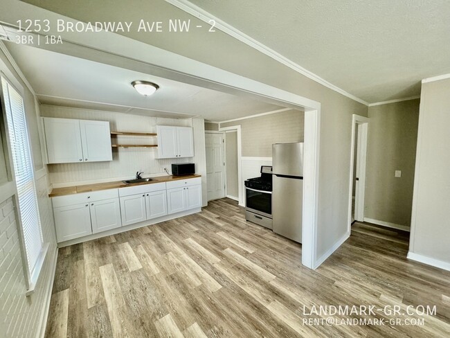 Building Photo - Updated 3 Bed/1Bath – First Month Only $1,...