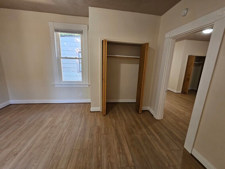Building Photo - 249 Earnshaw Ave