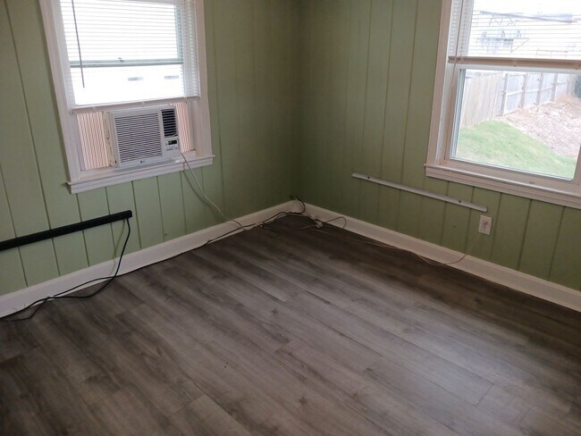 Building Photo - Walk to the Beach! Unfurnished, 2 Bedroom,...