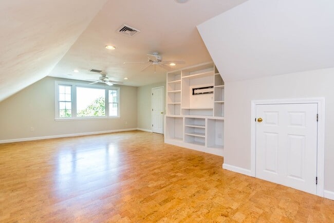 Building Photo - 24 Longshank Cir
