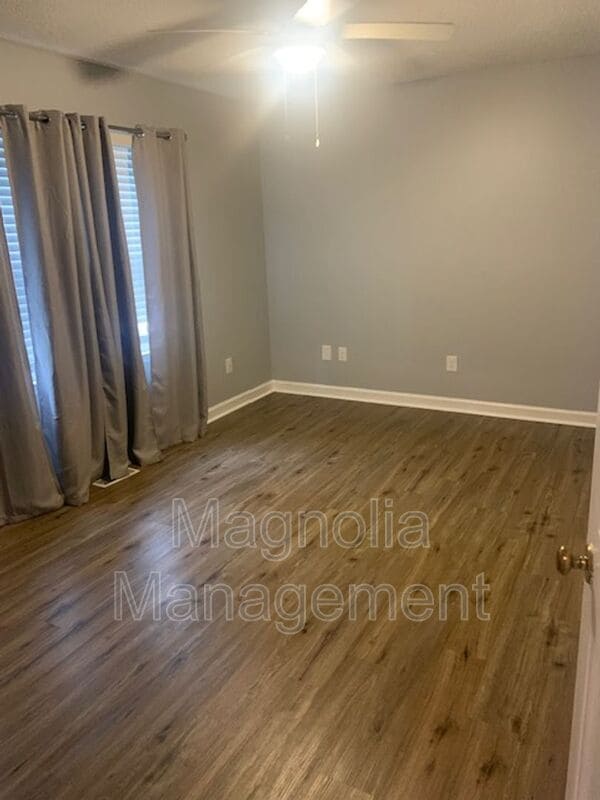 Building Photo - 1302 Oakridge Ave