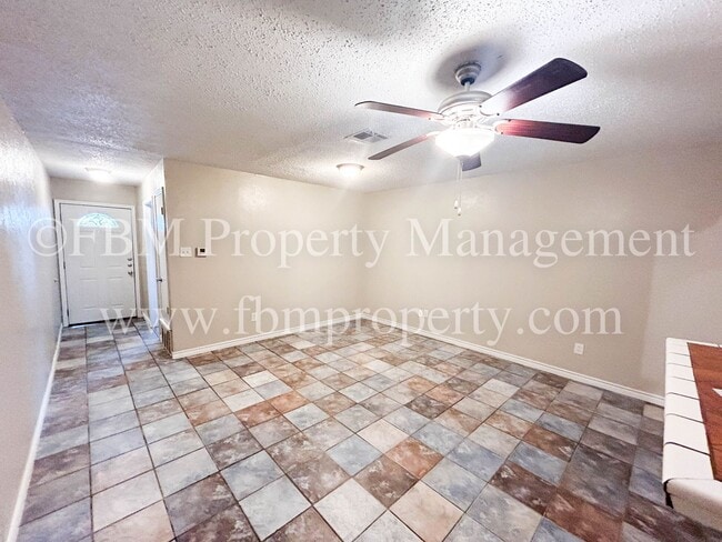 Building Photo - 2539 W Sycamore Ave