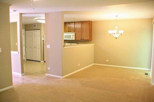 Building Photo - Beautiful Townhome for rent in Lakemoor!