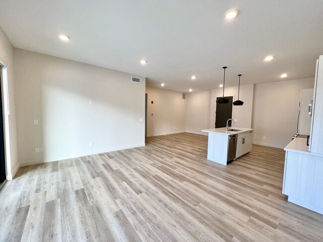 Building Photo - Luxurious Solheim Condo for Rent!