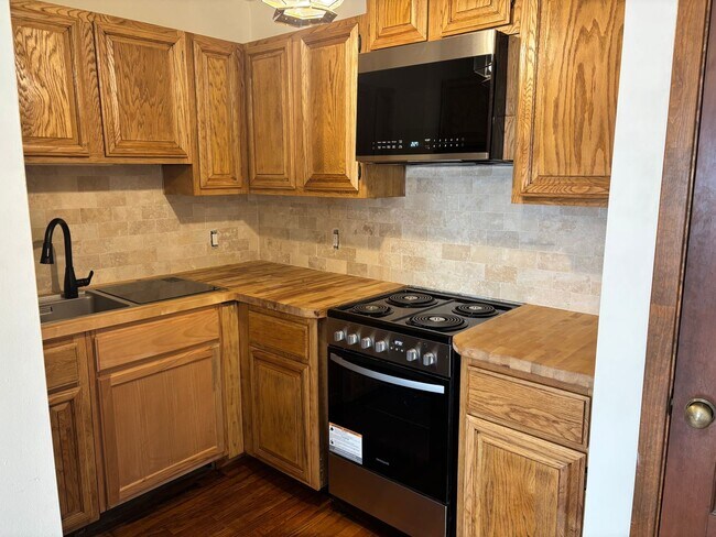 Building Photo - Classic Studio in the Heart of Downtown Sa...