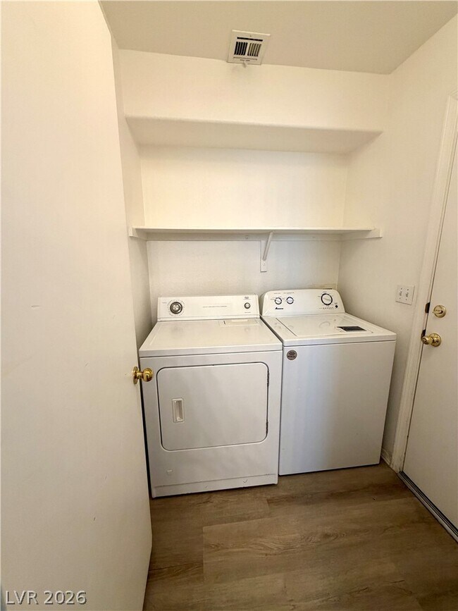 Building Photo - 846 Zinnia Cir