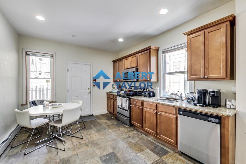 Building Photo - 47 Hillside St