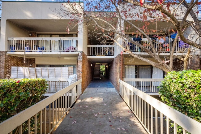 Building Photo - 500 Umstead Dr