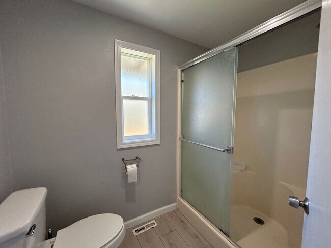 Building Photo - AVAILABLE NOW!! 3bd/2ba FANTASTIC Dead End...