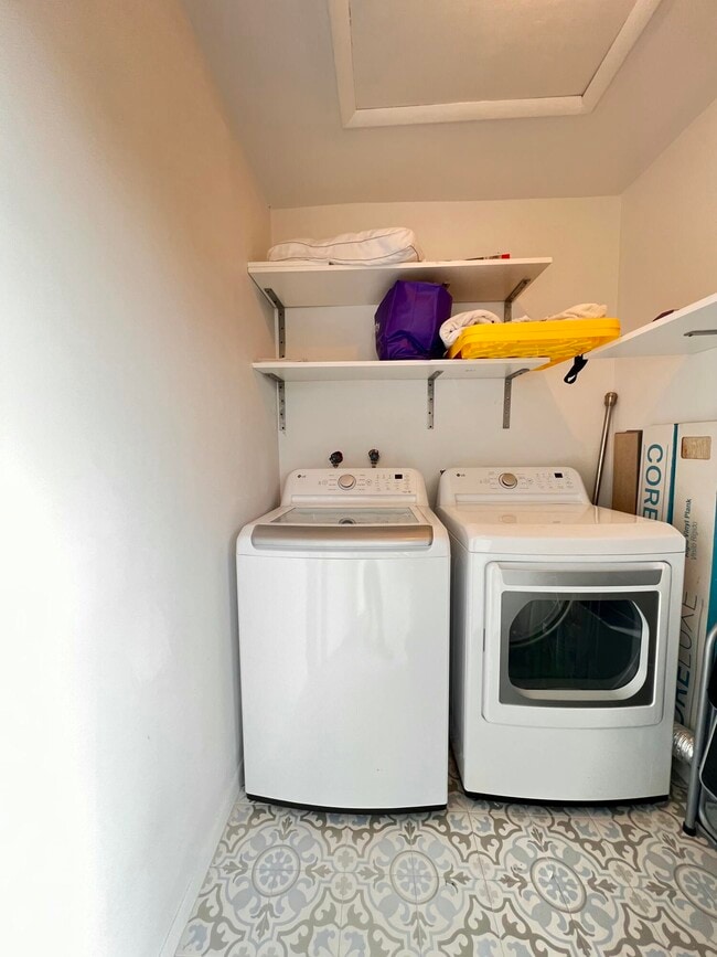 Building Photo - 698 Normandy Ln