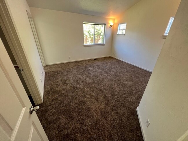 Building Photo - 4 Bedroom, 2 bathroom home located in Rive...