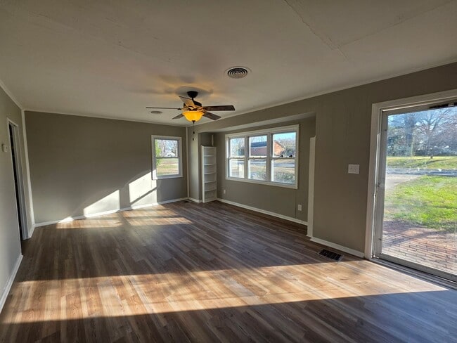 Building Photo - Charming 3-Bedroom Home – Modern, Clean & Carpet-Free!