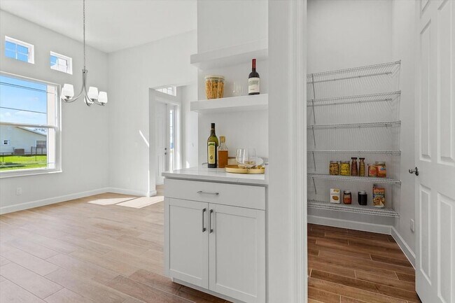 Building Photo - 2041 SW Driftwood St