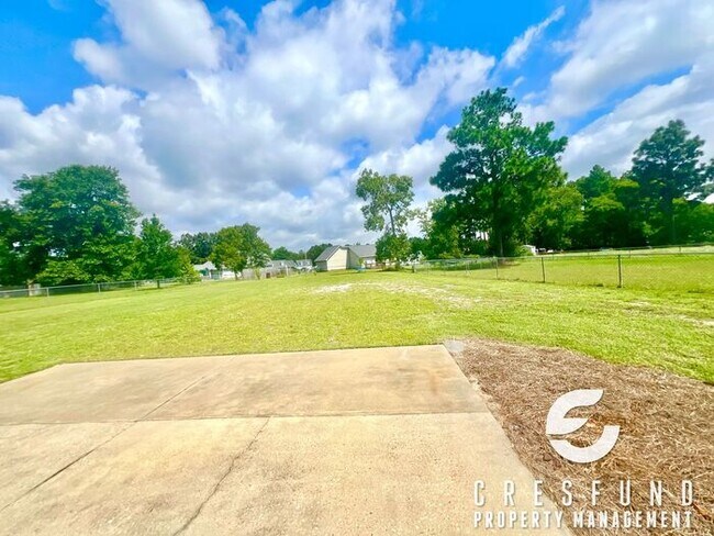 Building Photo - RECENTLY RENOVATED 3 BEDROOM just minutes ...