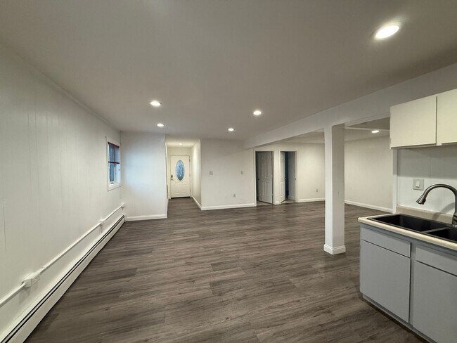 Building Photo - 1315 Ballaine Rd