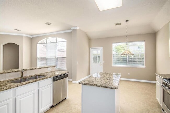 Building Photo - 20719 Medallion Pointe Dr